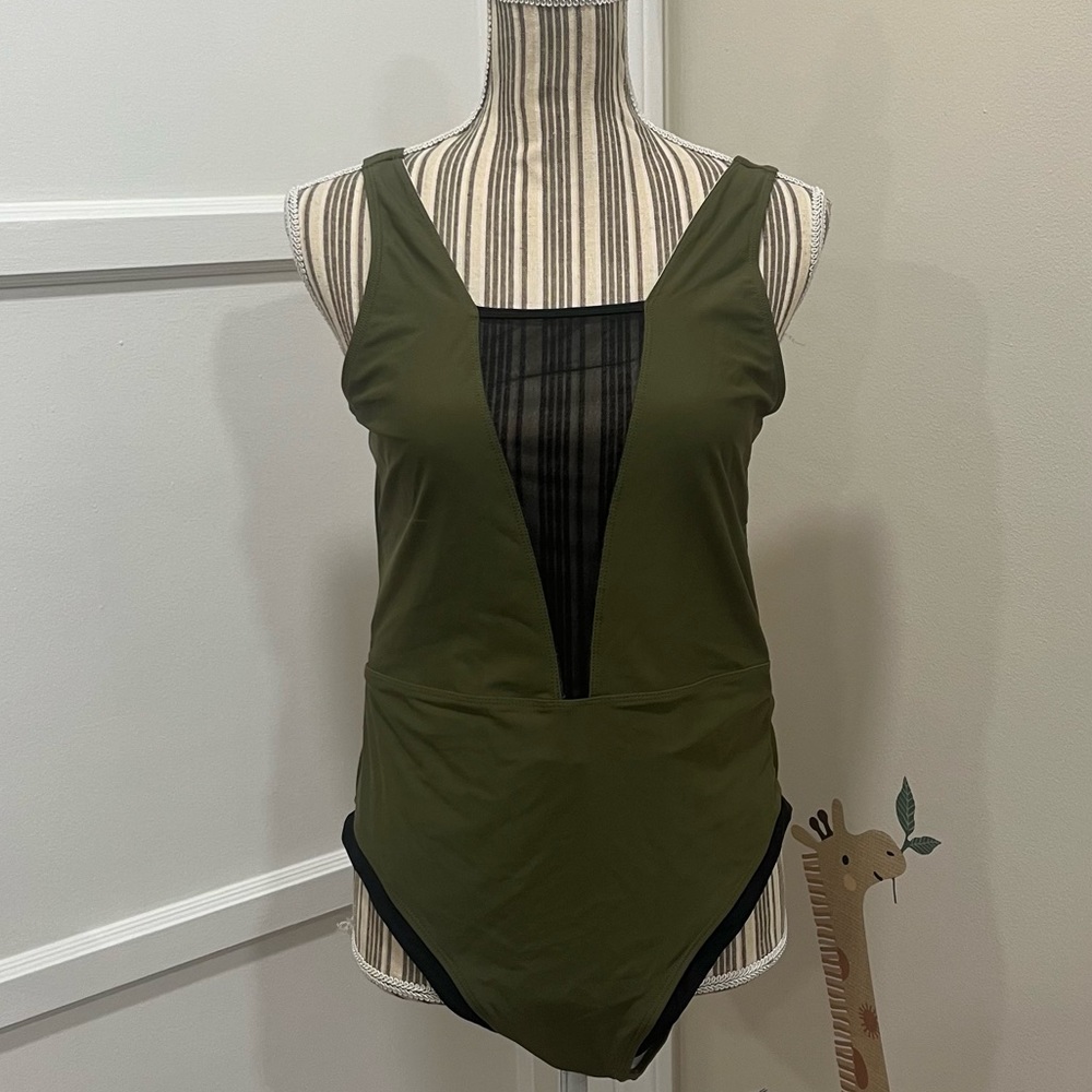 Women’s Cupshe Peekaboo Bathing Suit